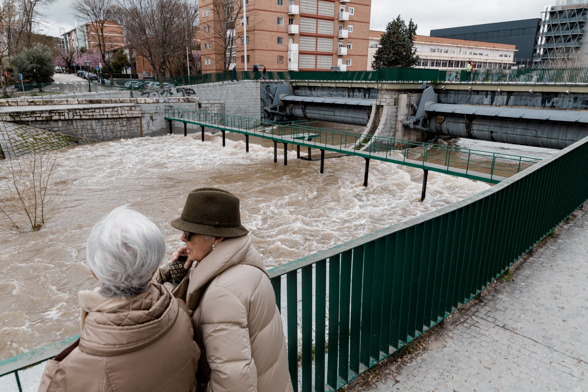 Señoras admirando la subida del río Manzanares