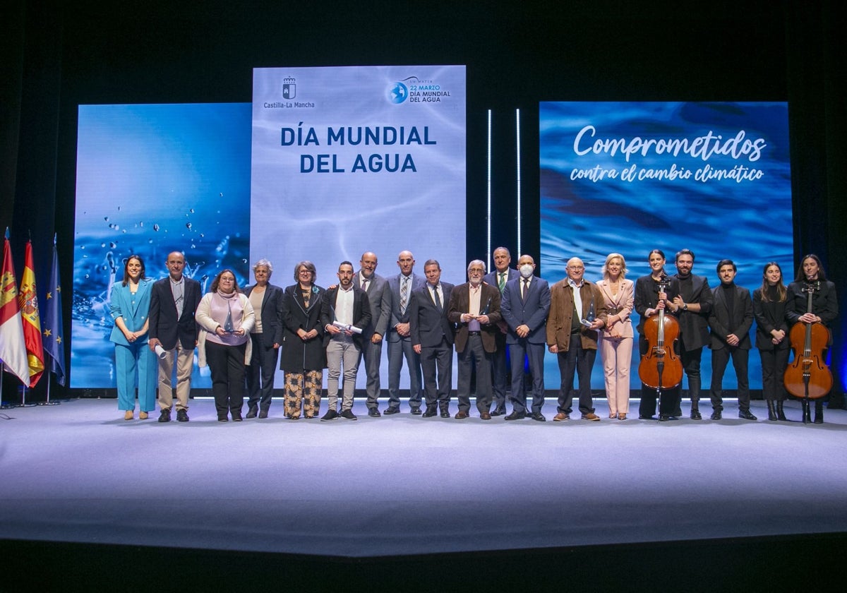 Foto de familia de las autoridades y los premiados en el Día Mundial del Agua