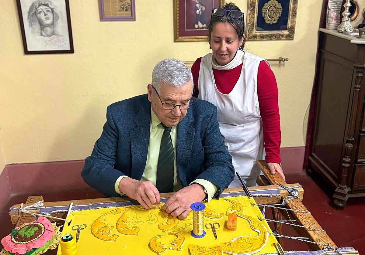 José Luis Vivas Cabello da la primera puntada, ante la mirada de Mercedes Castro, este miércoles