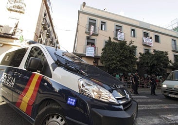 La Policía cerca un edificio okupado en la calle Feria de Sevilla en 2012