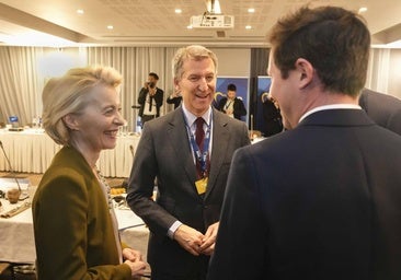 El presidente del PP español, Alberto Núñez Feijóo (c) conversa con la presidenta de la Comisión Europea, Ursula von der Leyen (i) durante una cumbre del Partido Popular Europeo