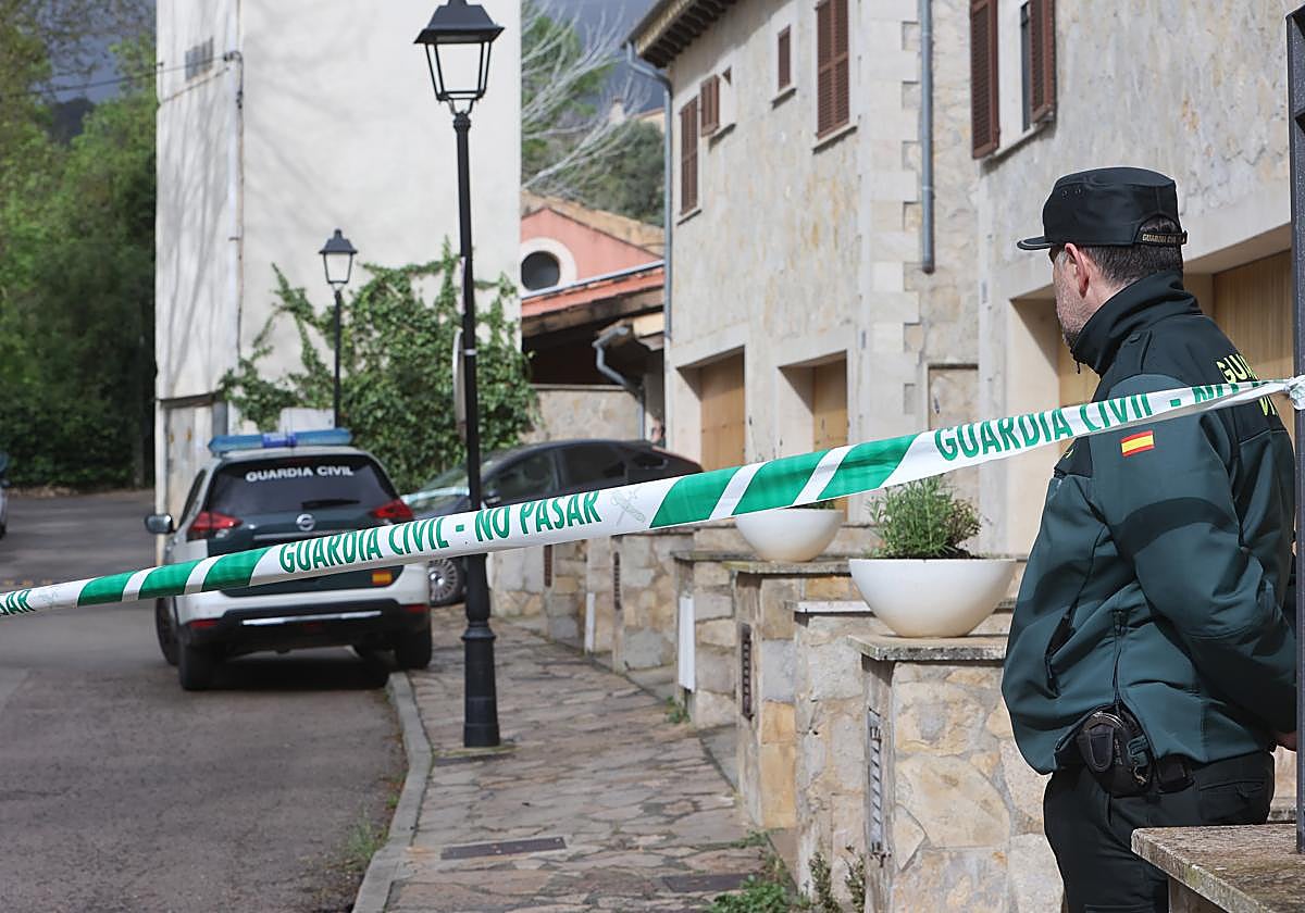 Un guardia civil en el lugar de los hechos.
