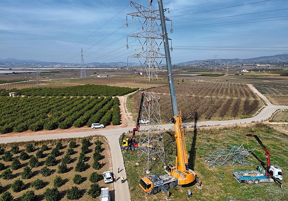 Iberdrola avanza en el rediseño de la red afectada por la dana y renueva y limpia más de 150 centros de transformación