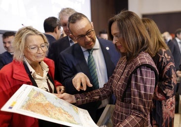 La consejera de Fomento de la Junta de Andalucía, Rocío Díaz, consulta un mapa durante las jornadas