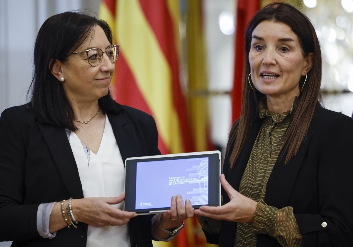 Imagen de la presidenta de las Cortes Valenciana, Llanos Massó (Vox) y la consellera de Hacienda, Ruth Merino, este jueves, en la presentación del proyecto de presupuestos para 2025