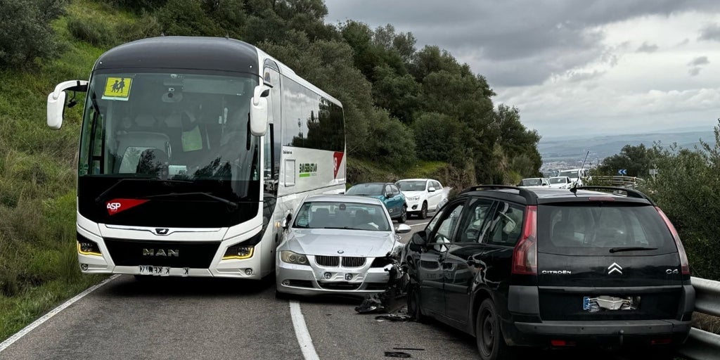 El conductor que provocó un accidente en Córdoba al adelantar un autobús escolar y darse al a fuga se enfrenta a dos años de cárcel