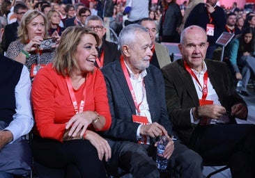 Los expresidentes de la Junta de Andalucía Manuel Chaves (d) y José Antonio Griñán (c), junto a Susana Díaz, en el Congreso Federal del PSOE en Sevilla