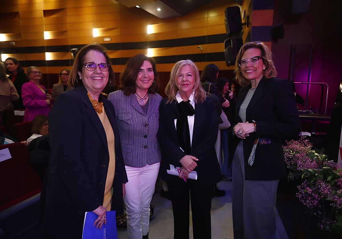 La consejera Rocío Blanco, junto a la concejala Blanca Torrent y dos participantes en el foro
