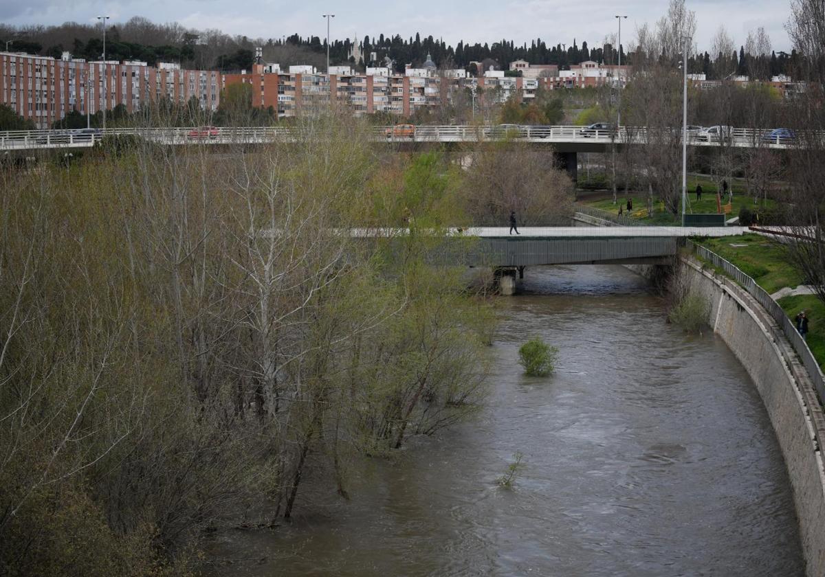 El río Manzanares, que mantiene la capital en alerta por su posible desbordamiento