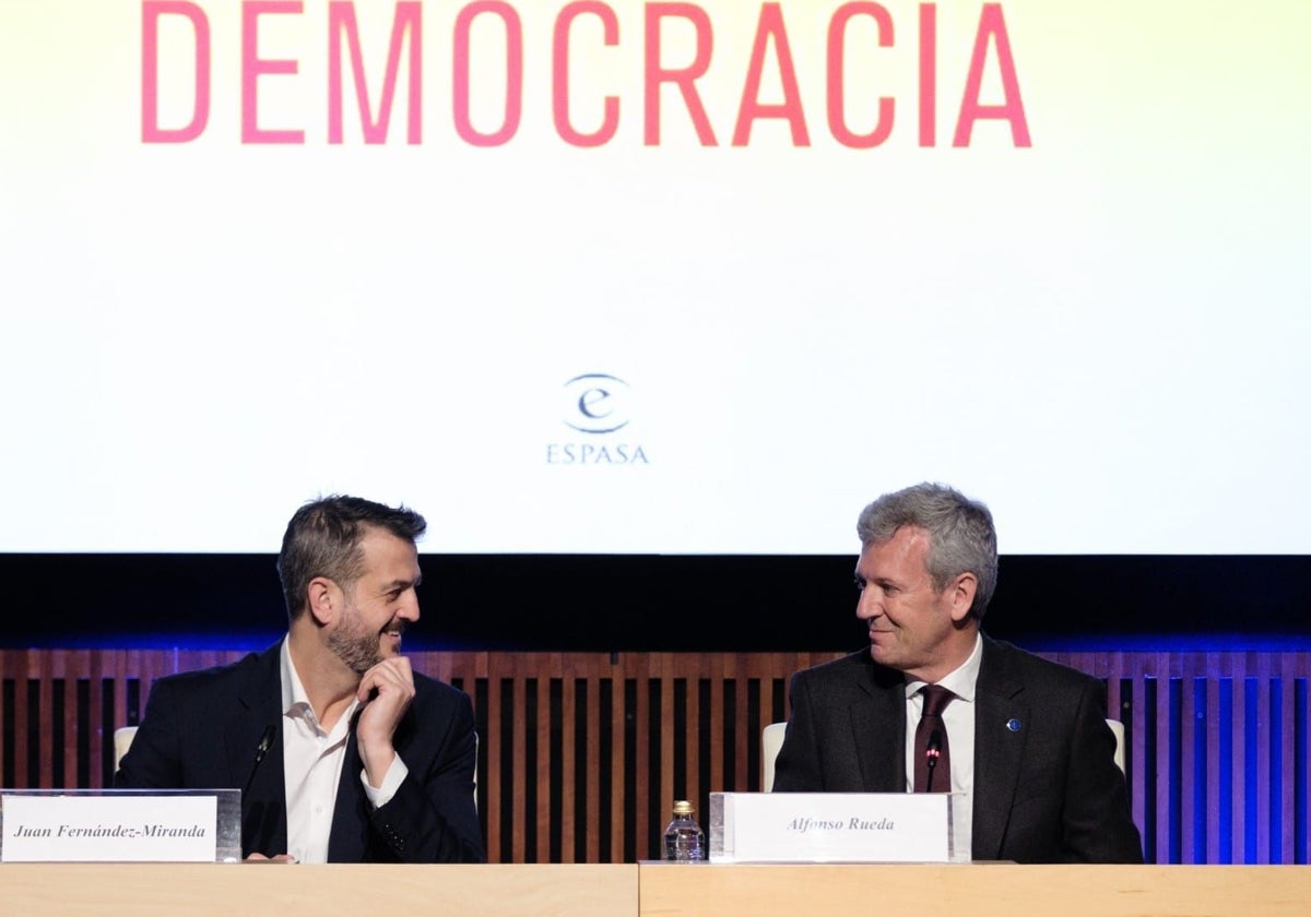 Juan Fernández-Miranda este viernes en la presentación de su libro junto al presidente de la Xunta