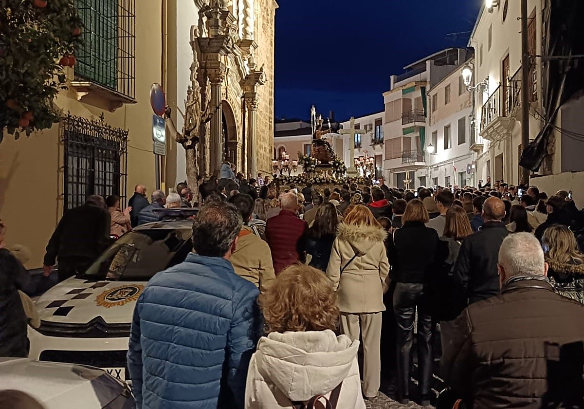 Numeroso público contempla el traslado de la Aurora, este jueves en Priego de Córdoba