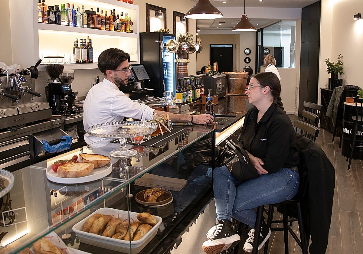 Barra del nuevo local de aperitivos de Casa Mía en el centro de Córdoba