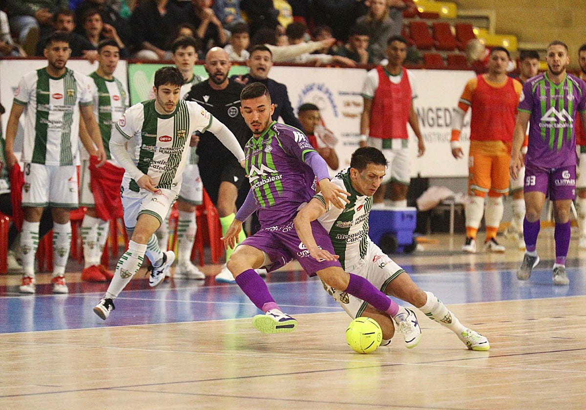 El blanquiverde Arnaldo Báez lucha por el balón durante un partido en Vista Alegre