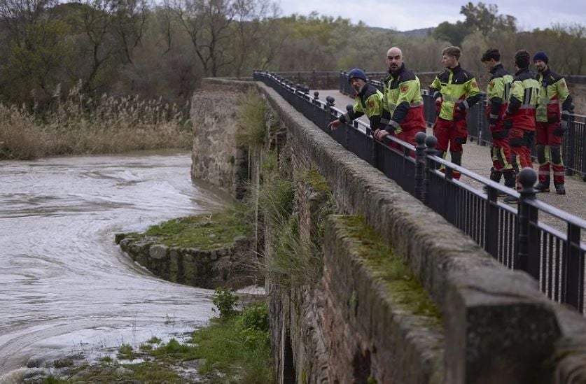 Un grupo de bomberos del consorcio provincial inspeccionan el estado del río Tajo a su paso por Talavera de la Reina