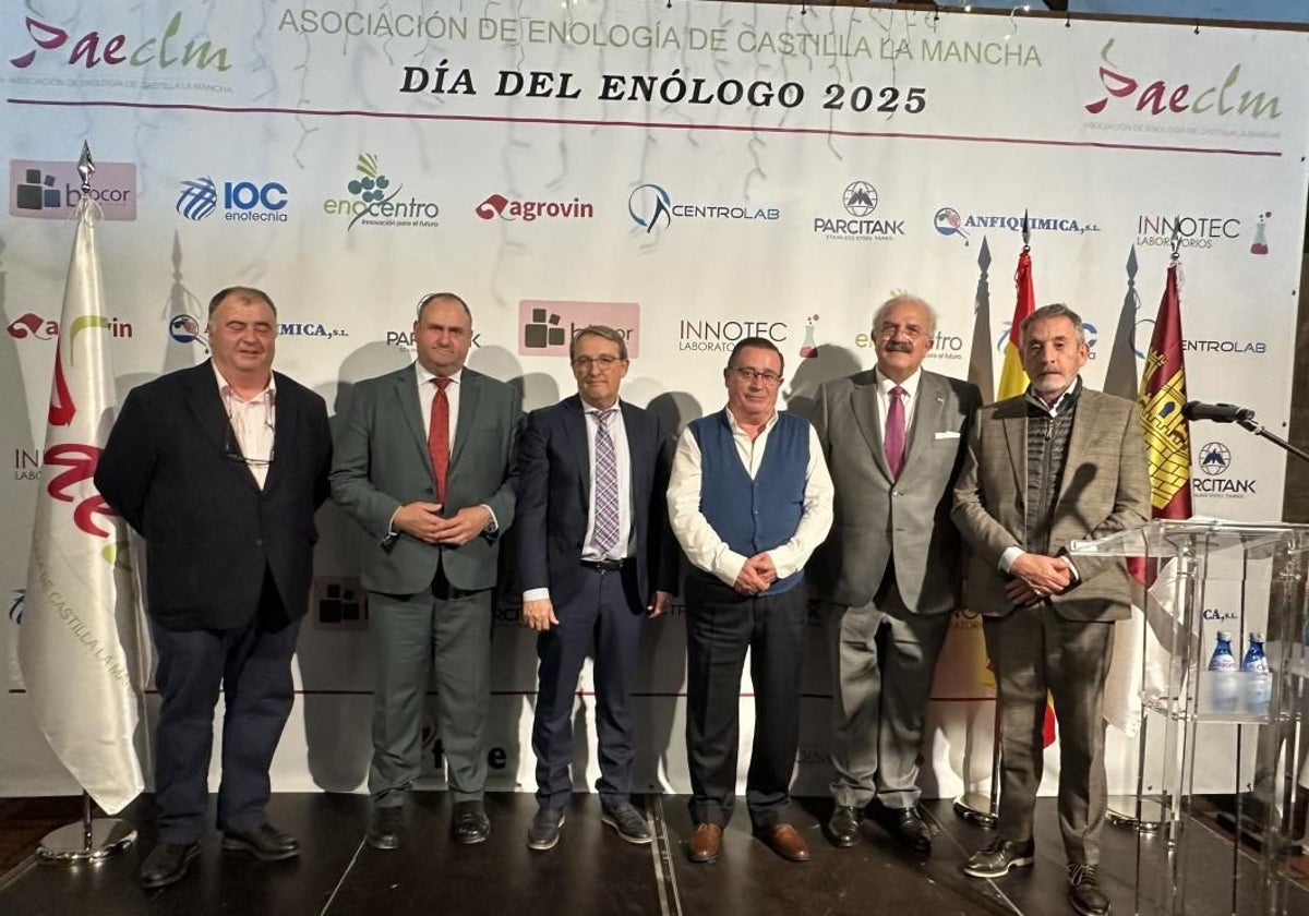 El consejero de Agricultura, nombrado enólogo honorífico por la Asociación de Enología