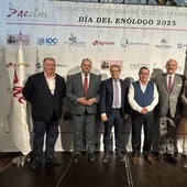 El consejero de Agricultura, nombrado enólogo honorífico por la Asociación de Enología