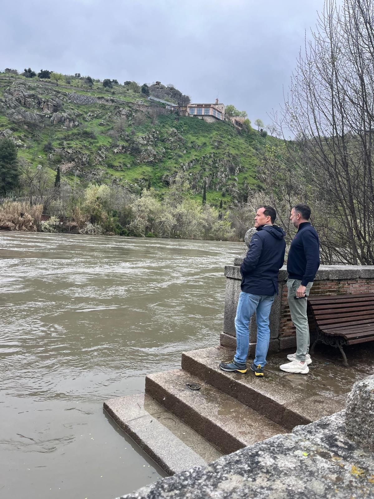 El alcalde de Toledo, Carlos Velázquez, inspecciona el estado del Tajo en la zona del embarcadero