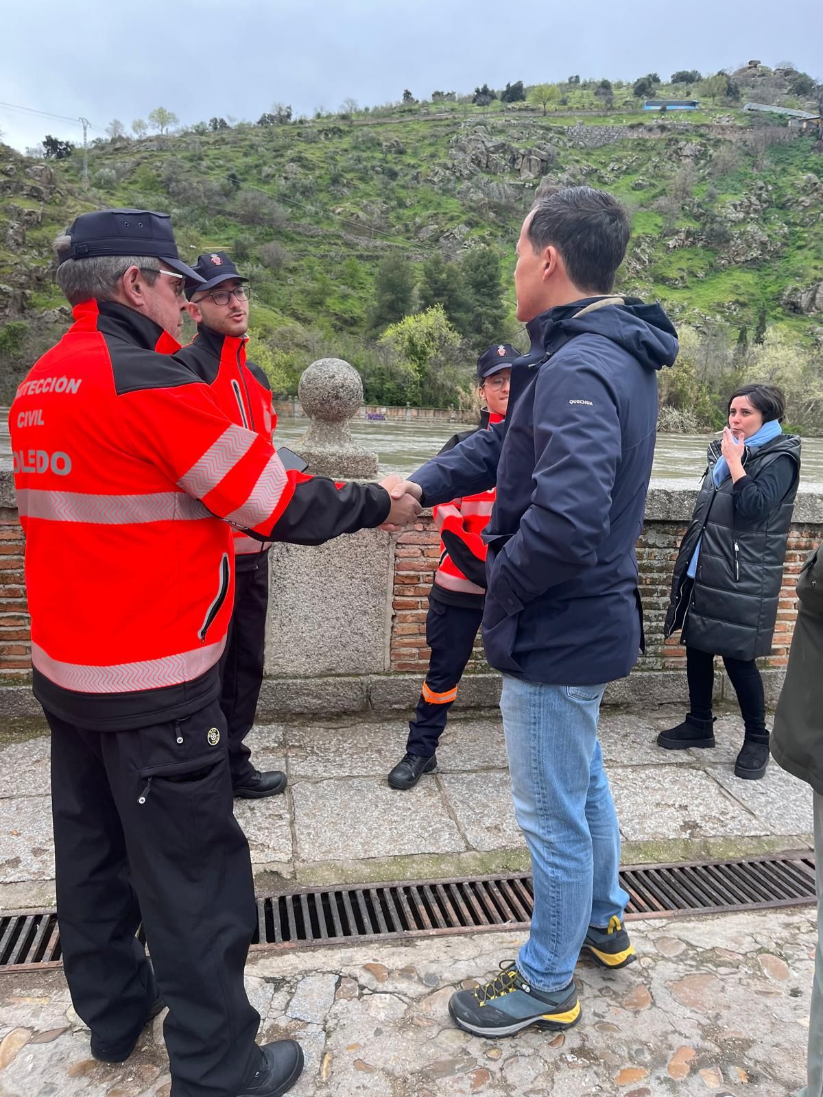 Velázquez saluda a agentes de la Guardia Civil junto al Tajo