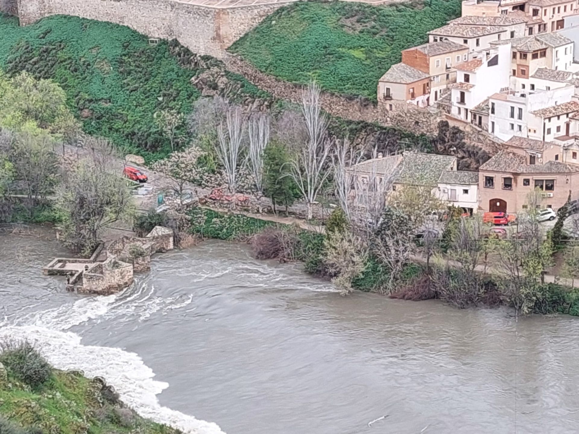 El ribereño paseo de la Alcurnia de Toledo visto desde el Valle