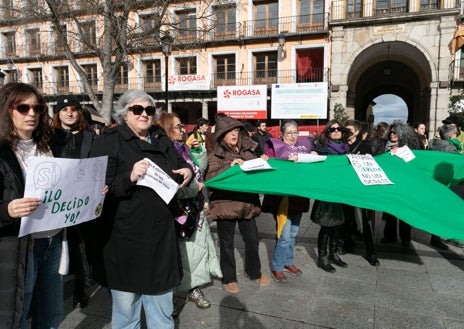 Imagen secundaria 1 - Cientos de personas han asistido este sábado a la manifestación por la Mujer y la Vida a favor de proyector Mater. Abajo, a la izquierda las mujeres de la Plataforma 8M a favor del aborto. A la derecha, asistentes a la marcha a favor de la vida