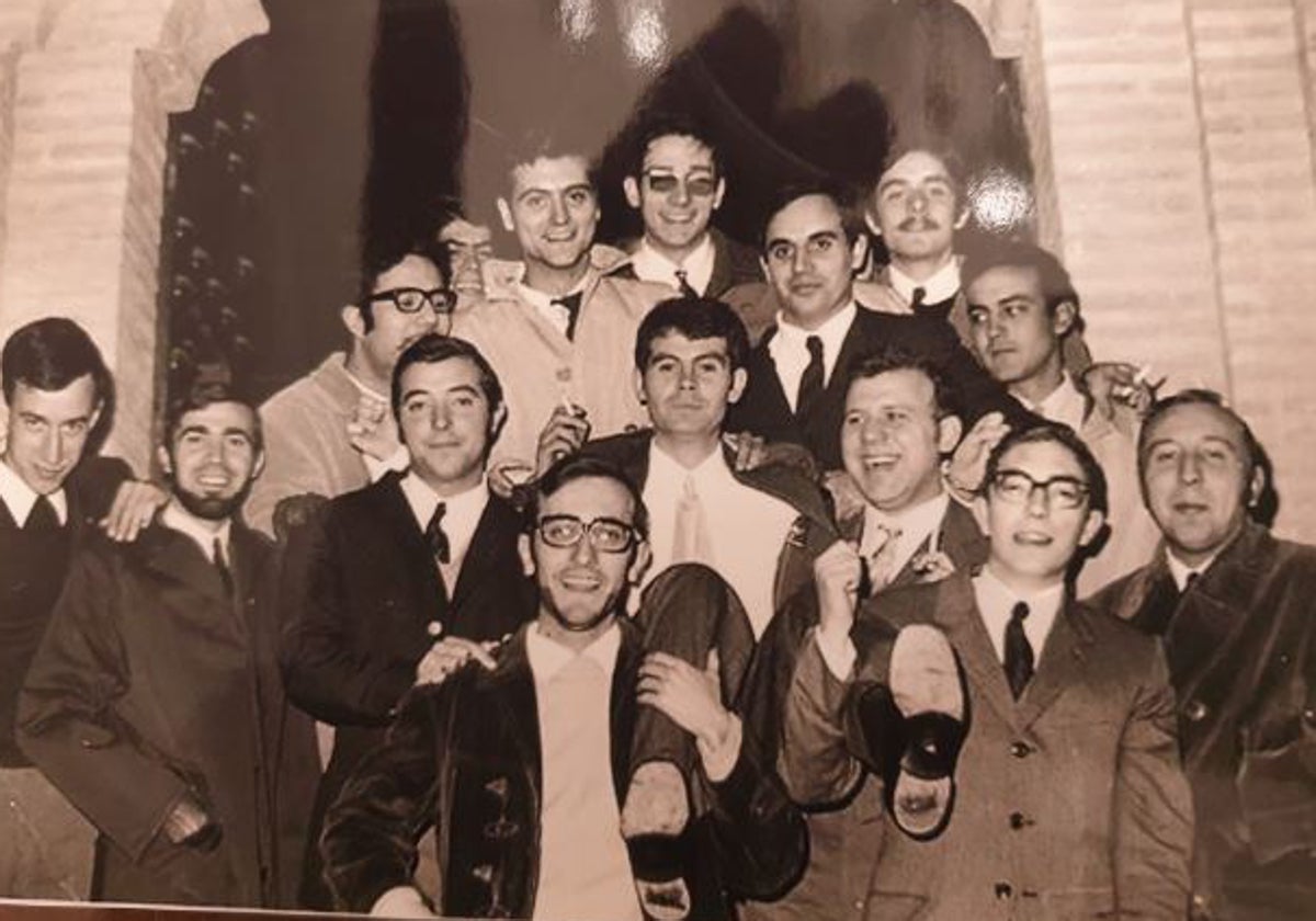 Popó (a la derecha de la imagen) y sus amigos toledanos en la boda de uno de ellos. Eran los años sesenta del siglo pasado
