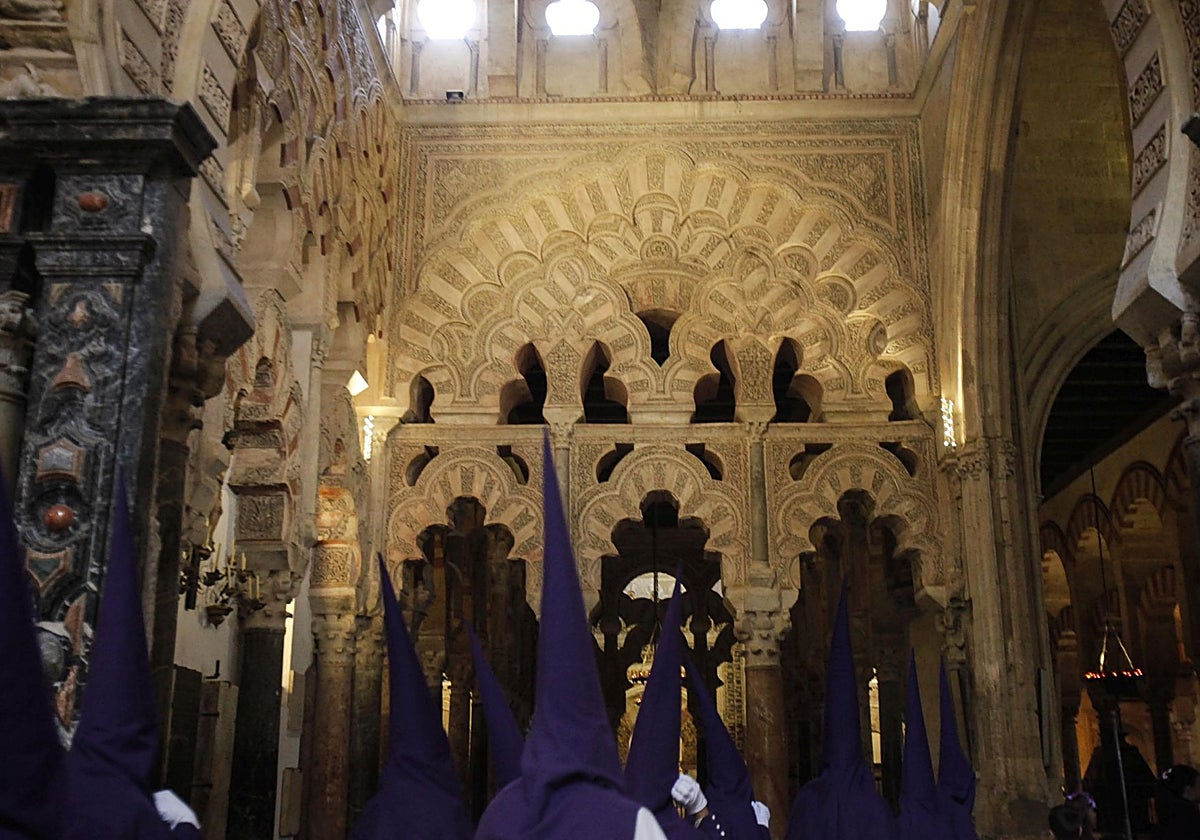 Nazarenos en el interior de la Catedral