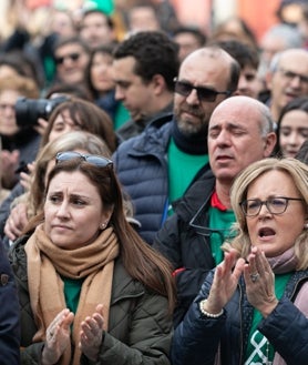 Imagen secundaria 2 - Cientos de personas han asistido este sábado a la manifestación por la Mujer y la Vida a favor de proyector Mater. Abajo, a la izquierda las mujeres de la Plataforma 8M a favor del aborto. A la derecha, asistentes a la marcha a favor de la vida