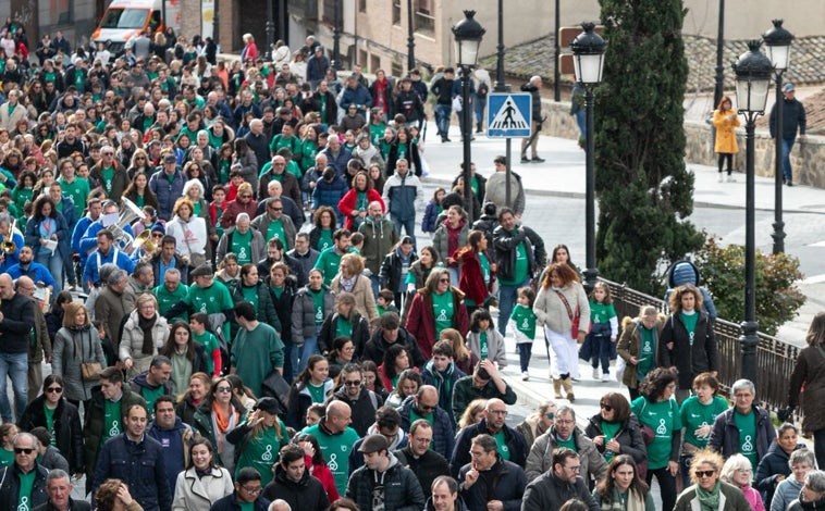 Imagen principal - Cientos de personas han asistido este sábado a la manifestación por la Mujer y la Vida a favor de proyector Mater. Abajo, a la izquierda las mujeres de la Plataforma 8M a favor del aborto. A la derecha, asistentes a la marcha a favor de la vida