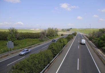 Muere un joven de La Carlota al salirse su coche de la autovía en Écija