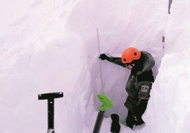 Catas en los puntos con más nieve de la sierra para estudiar aludes y el deshielo