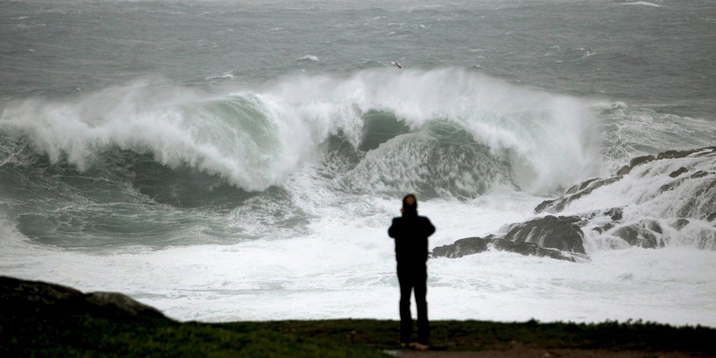 Buscan a un hombre que cayó al mar mientras sacaba una foto