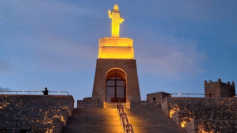 Monumento del Sagrado Corazón iluminado
