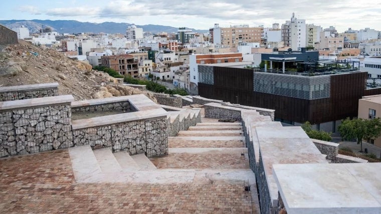 Escaleras de subida al mirador del Cerro de San Cristóbal