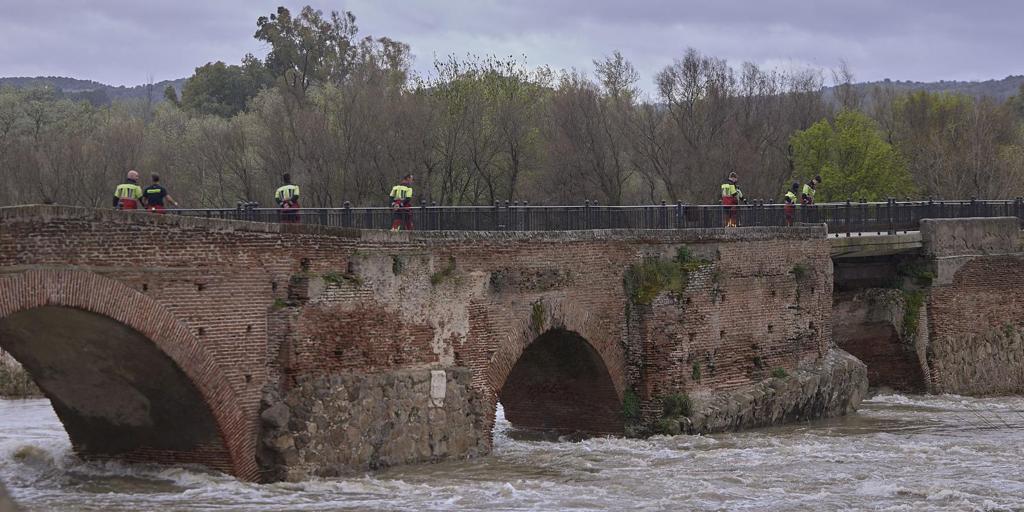 La crecida del Tajo destruye uno de los ojos del puente Viejo de Talavera