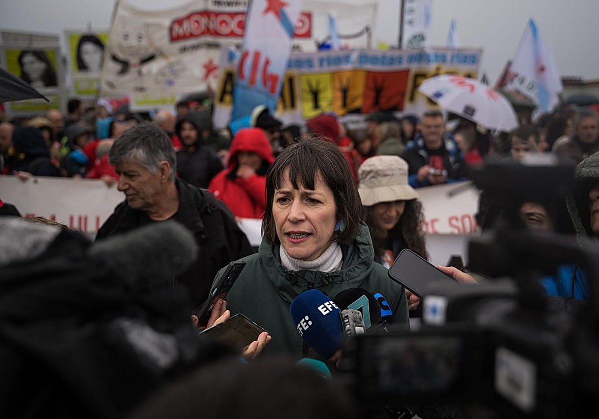 Ana Pontón atiende a los medios en A Pobra, rodeada de banderas independentistas y de la CIG