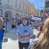 Ohiana San Vicente, miembro del Consejo Nacional de Sortu, frente a la Oficina de Extranjería de Bilbao