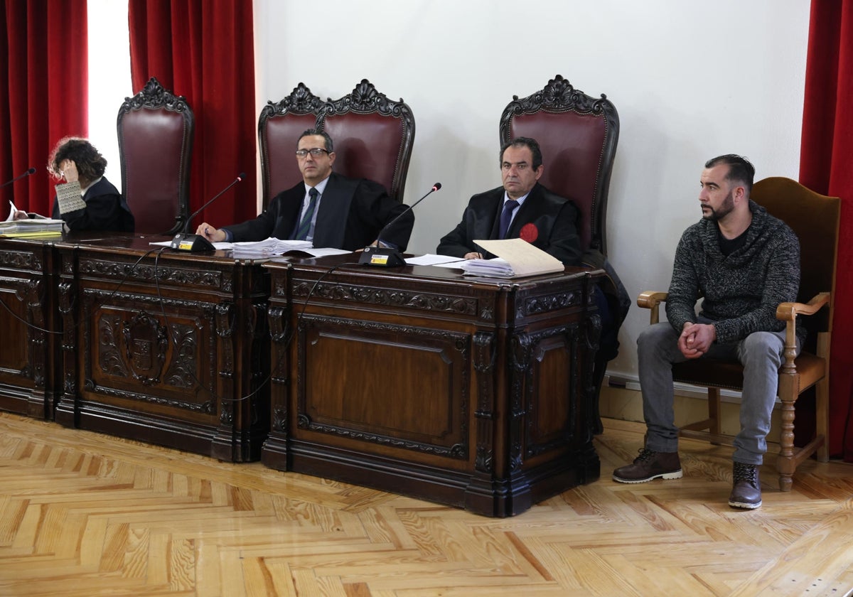 El acusado, junto a su abogado defensor en la sesión del juicio de este lunes