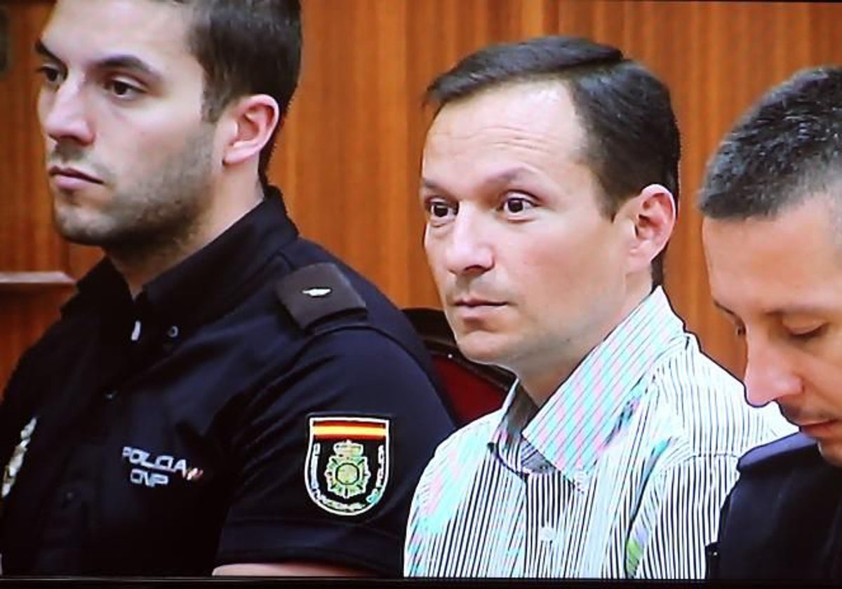 En el centro el asesino de sus hijos José Bretón durante el juicio en Córdoba