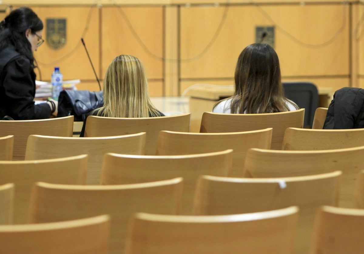 Vista general del juicio a dos médicas pediatras por su supuesta negligencia en la muerte por peritonitis de un niño