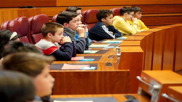 Cien 'miniprocuradores' llevan la opinión de los niños a las Cortes de Castilla y León