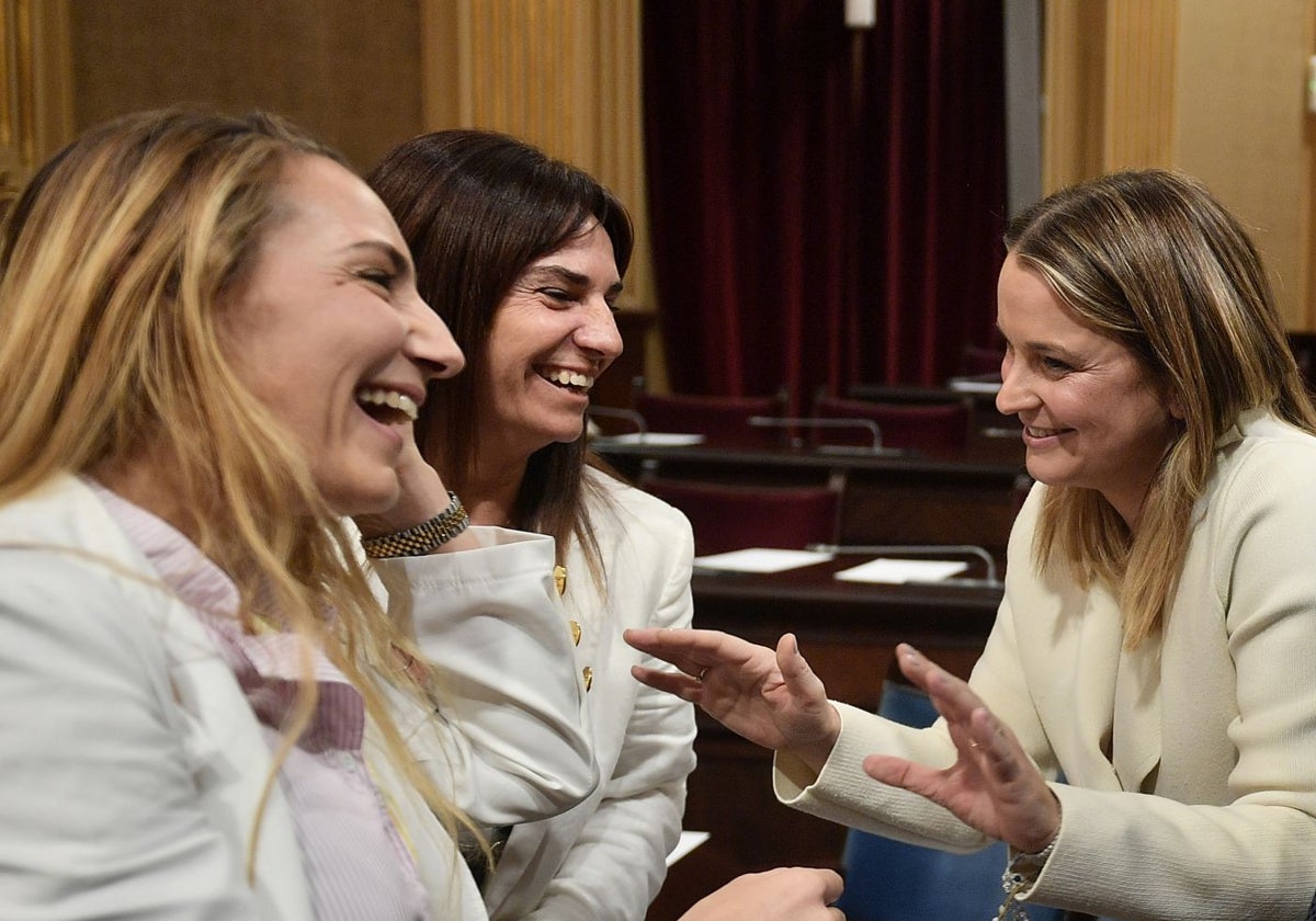 La presidenta Marga Prohens, con las diputadas autonómicas de Vox Patricia de las Heras (i) y Manuela Cañadas (c)