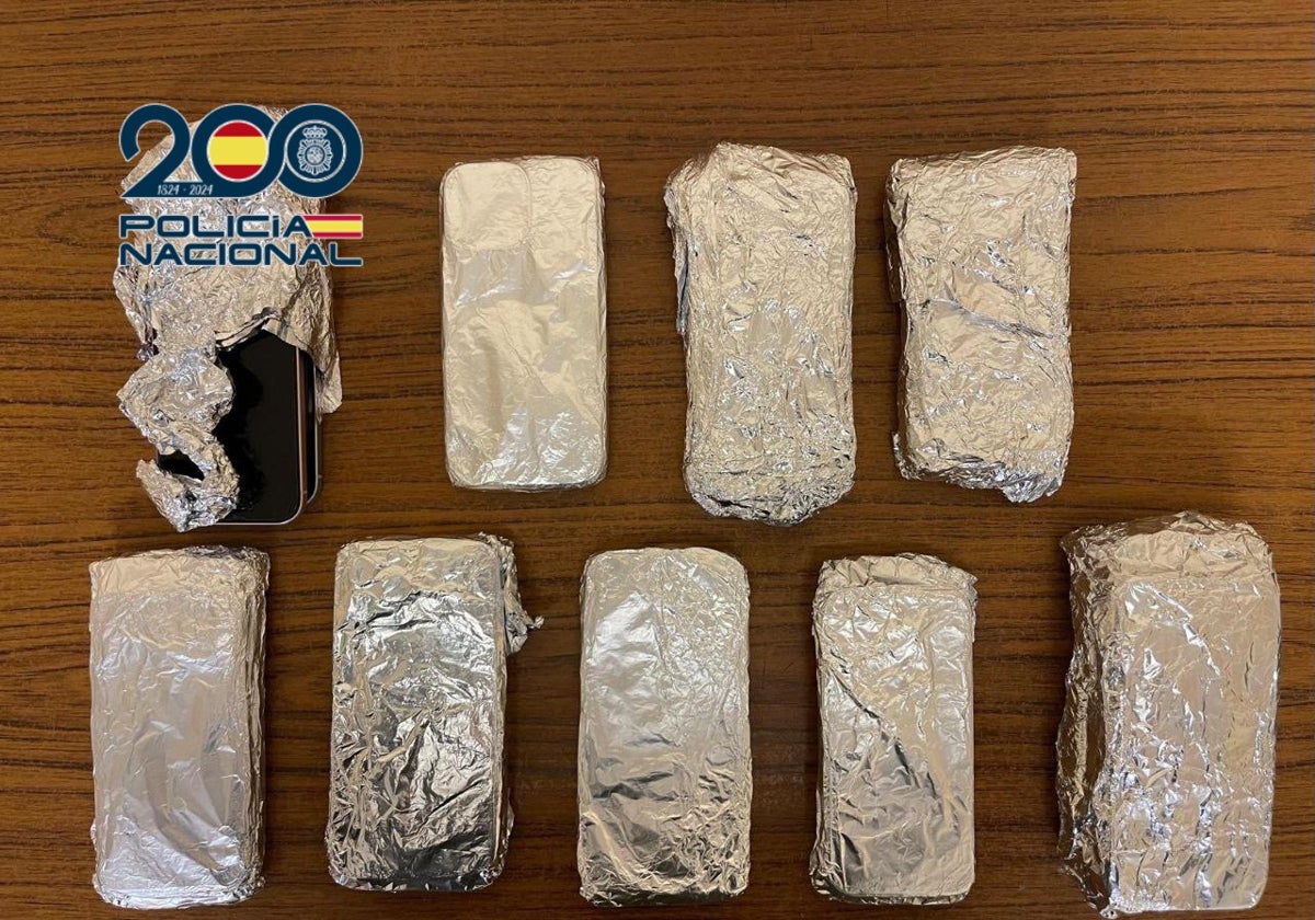Teléfonos móviles envueltos en papel de aluminio y recuperados por los agentes