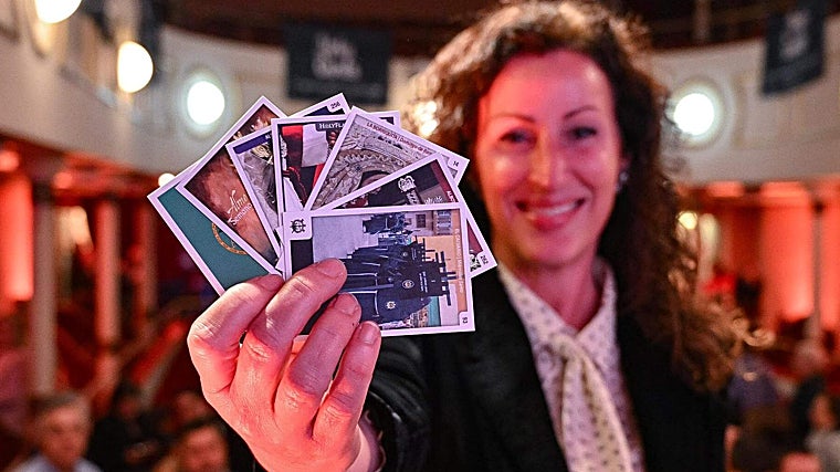 La alcaldesa de Almería, María Vázquez, muestra una selección de los cromos HolyCards de la Semana Santa de Almería