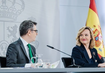 El ministro de Presidencia y Justicia, Félix Bolaños, y la portavoz del Gobierno, Pilar Alegría, durante la rueda de prensa de este martes en Moncloa