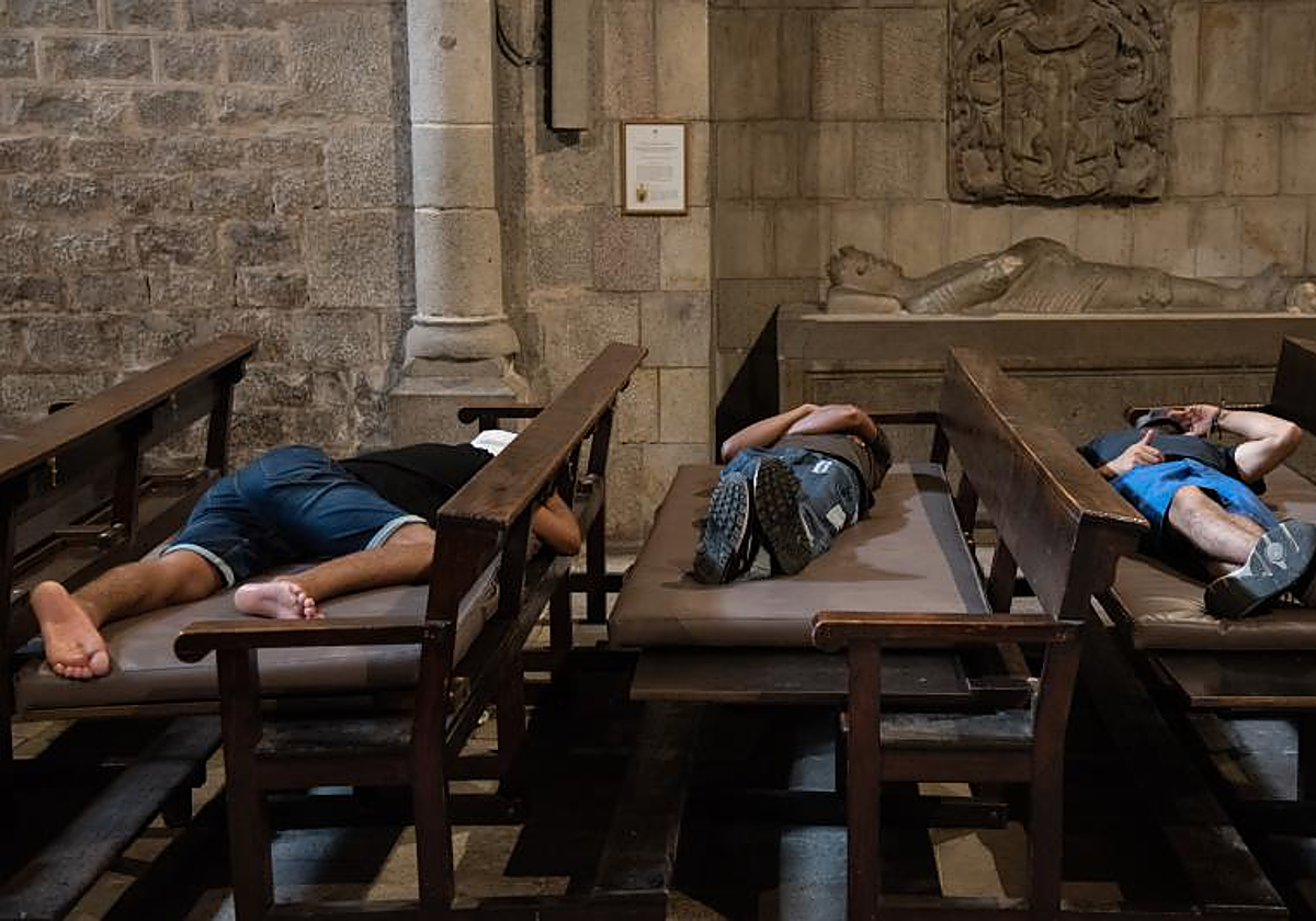 Inmigrantes durmiendo en la iglesia de Santa Ana en Barcelona, en 2019