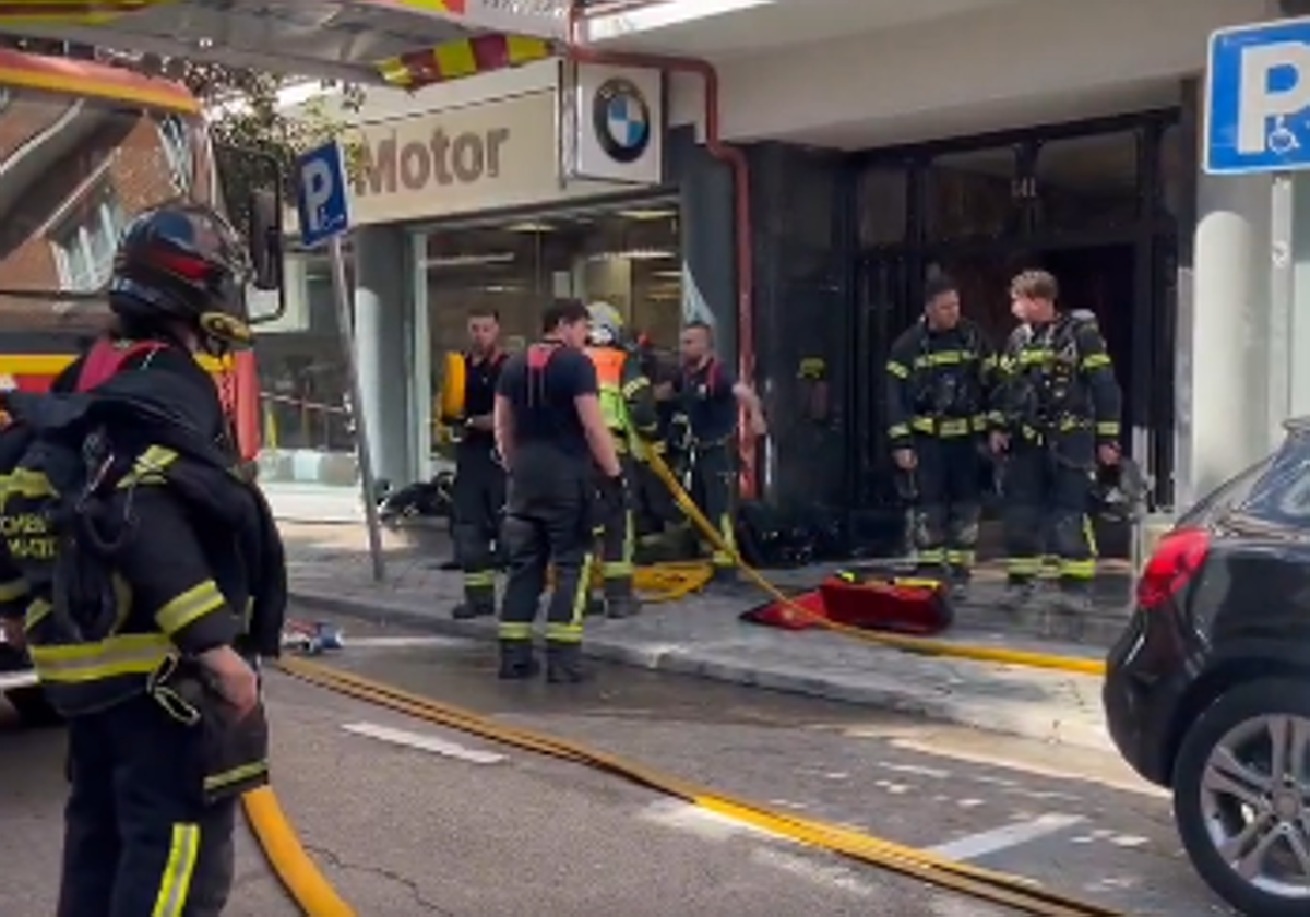 Bomberos de Ayuntamiento de Madrid durante los trabajos de extinción del incendio de una vivienda en la calle Jorge Juan