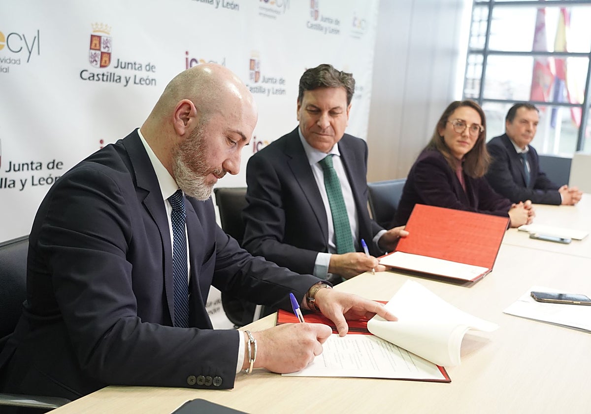 Los consejeros de Economía y Hacienda, Carlos Fernández Carriedo, y de Agricultura, Ganadería y Desarrollo Rural, María González Corral, y el presidente de la Asociación IGP Queso Castellano, Víctor Martín Osona