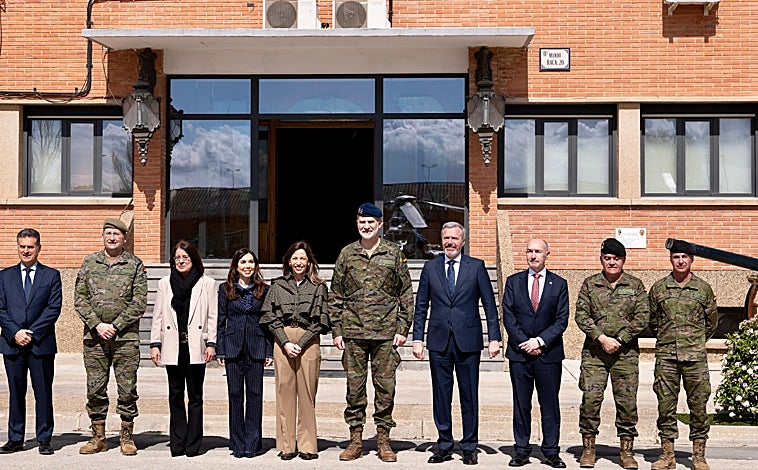 Imagen principal - El Rey, con autoridades civiles y militares, este martes 25 de marzo en Zaragoza