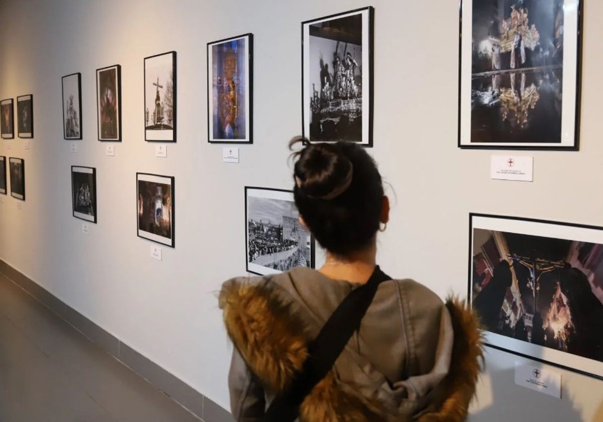 Una joven observa las fotografías del concurso de este año en la Fundación Cajasol
