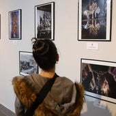 Una joven observa las fotografías del concurso de este año en la Fundación Cajasol